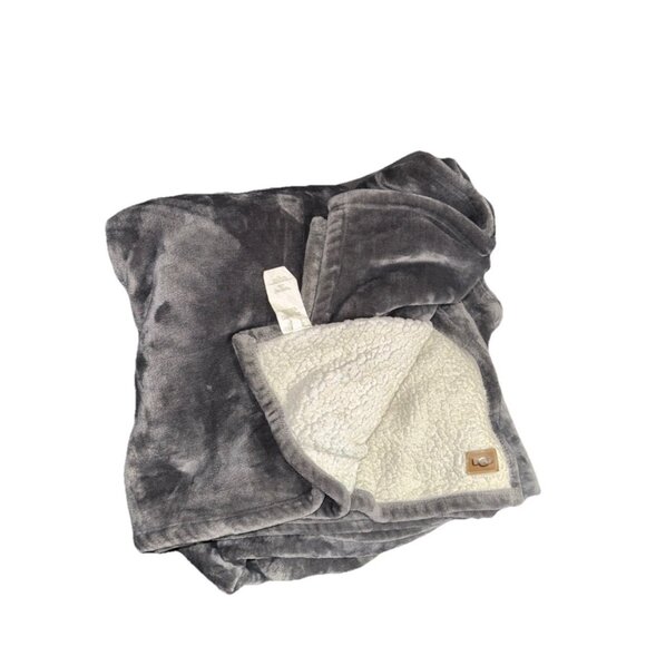 UGG Full/Queen 88x86 Sherpa Fleece Blanket Grey White NEEDS CLEANING - Picture 1 of 6